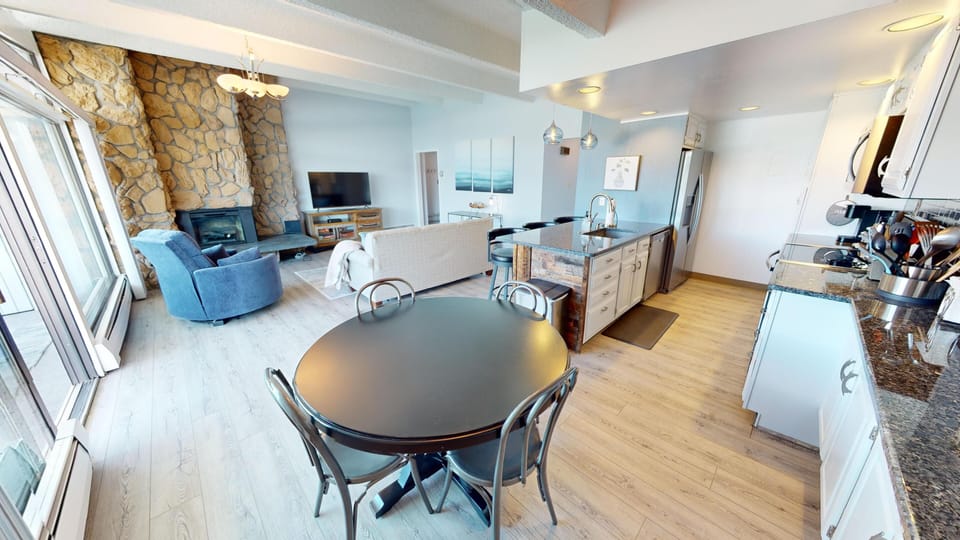 Spacious Living Area - Spacious Living Area