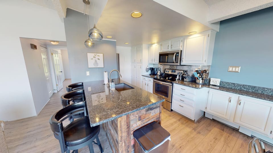 Fully Equipped Kitchen with Granite, Stainless - Fully Equipped Kitchen with Granite, Stainless
