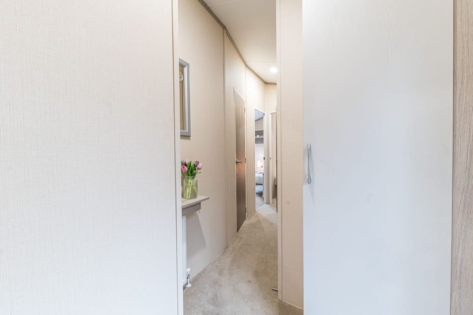 Dizzy Ducks Lodge Hallway