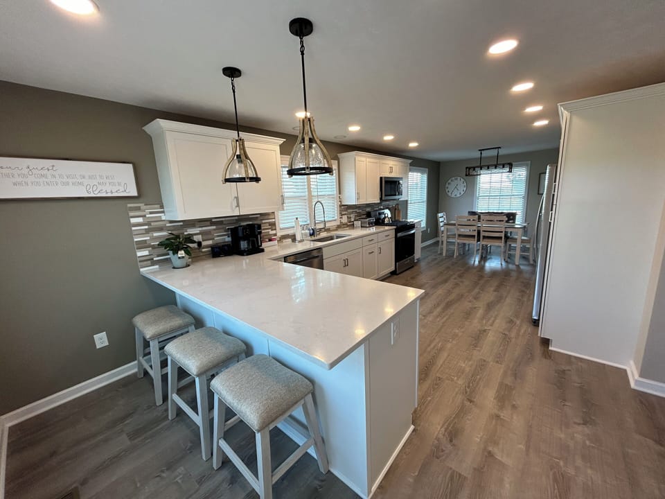 Full eat-in kitchen