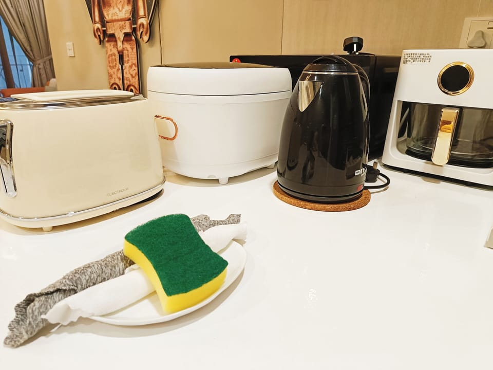 Kitchen with air fryer, toaster, kettle, rice maker, clean table cloth & sponge