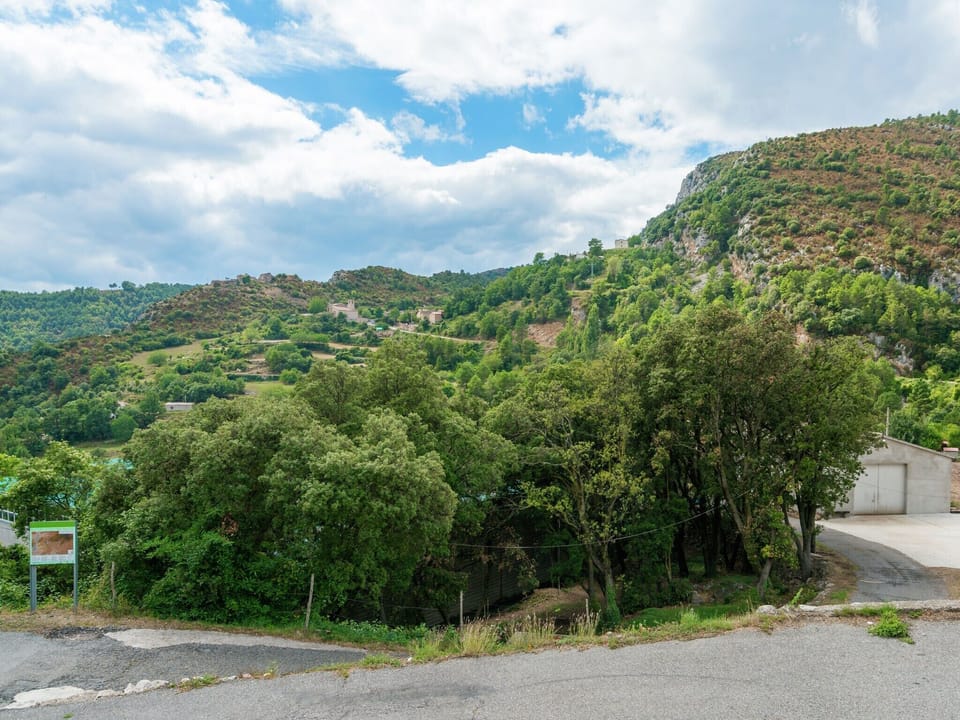 Surroundings [summer] (1-5 km)