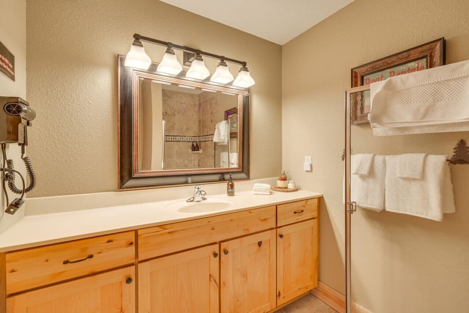 En-Suite Bathroom 2 | Towels & Hairdryer Provided