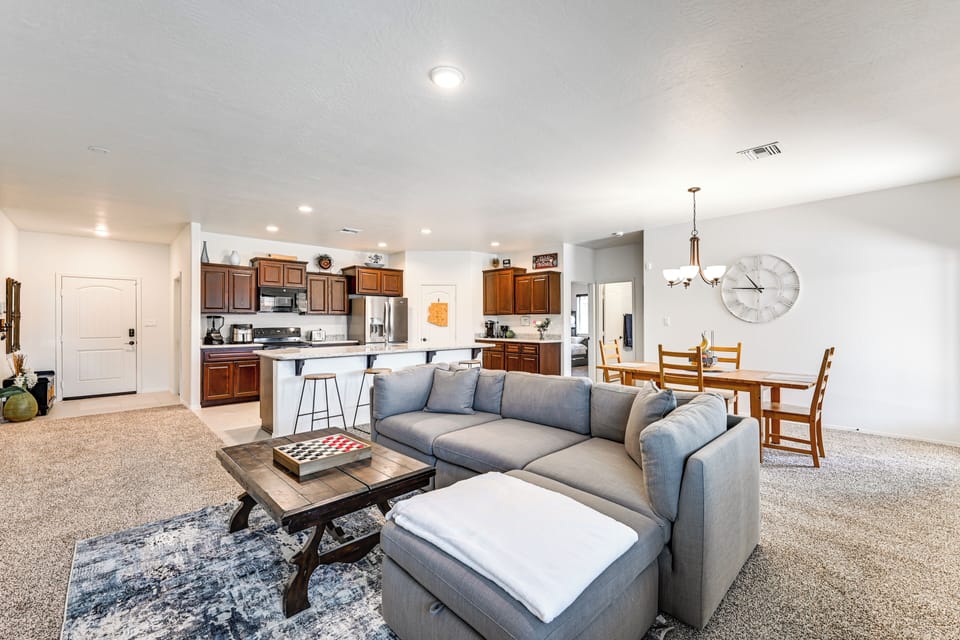 Living Room | Free WiFi | Central A/C & Heat | Smart TV