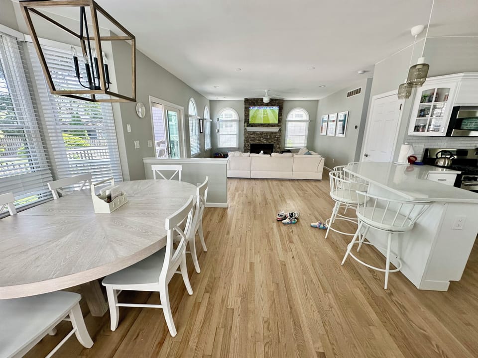 Open Floor Plan, Bar Seats