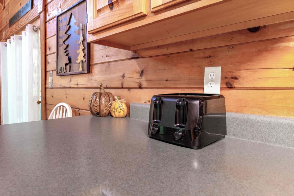 Rustic details and warm wood tones—your kitchen nook with seasonal flair.