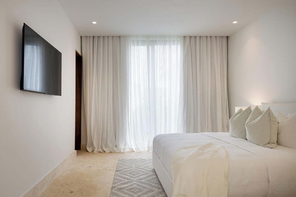 Main Floor King Bed