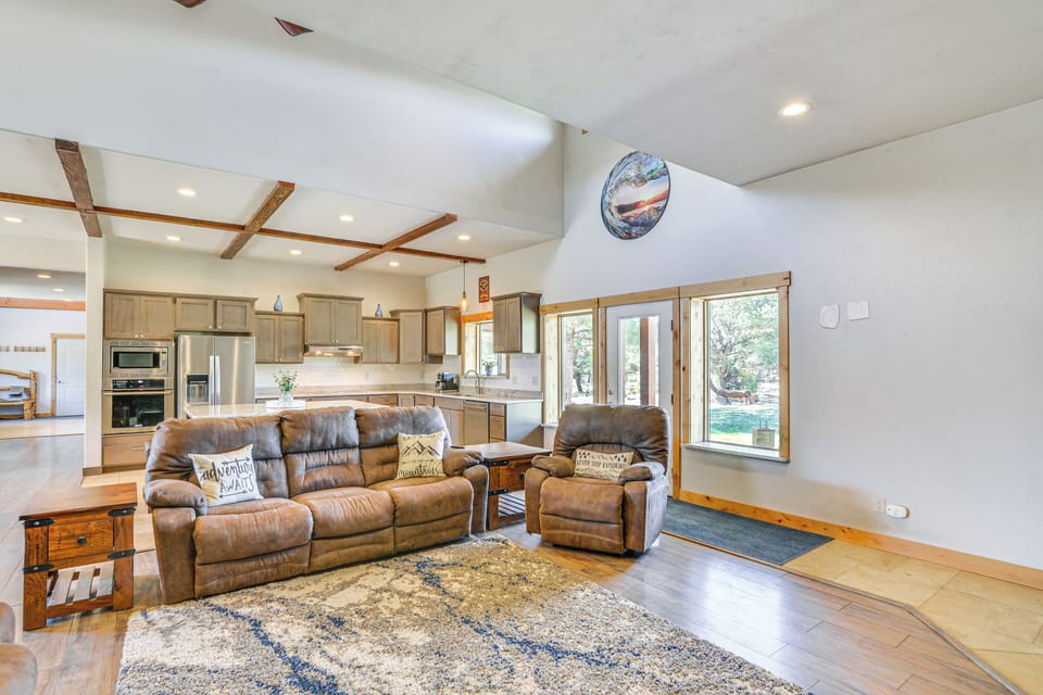 Living Room | 1st Floor | Smart TV | Wood-Burning Stove (Wood Provided)