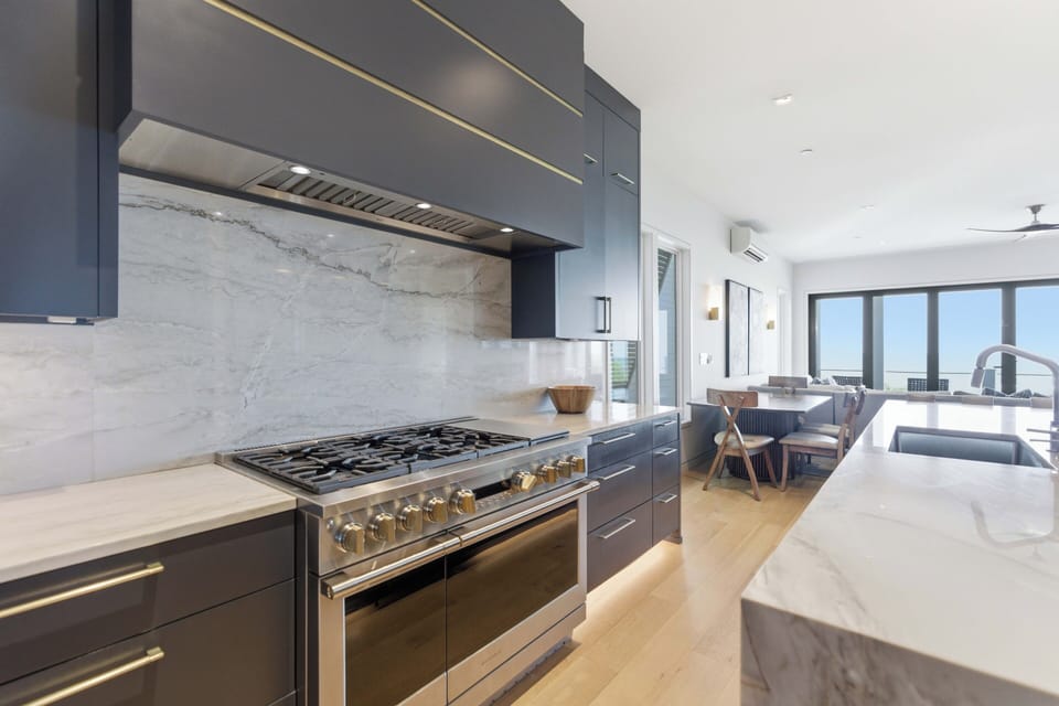 Fully Equipped Gourmet Kitchen