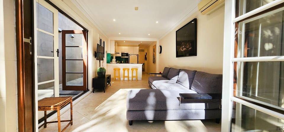 TV room, air conditioning, breakfast bar, loads of light