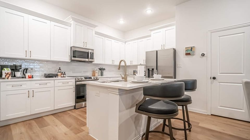 Fully equipped chef’s kitchen with full-size appliances, cookware, utensils, and plenty of counter space—perfect for home-cooked meals or game day prep. Ideal for extended stays, family trips, and corporate housing near AT&T Stadium.