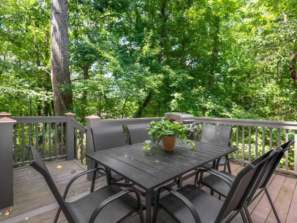 Outdoor dining with seating for 6.