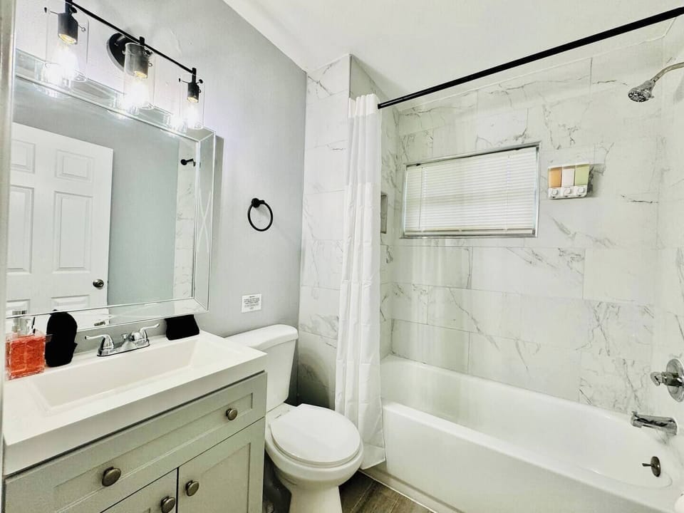 Relaxation and well-being refuge. Discover serenity in every detail of our bathrooms.
