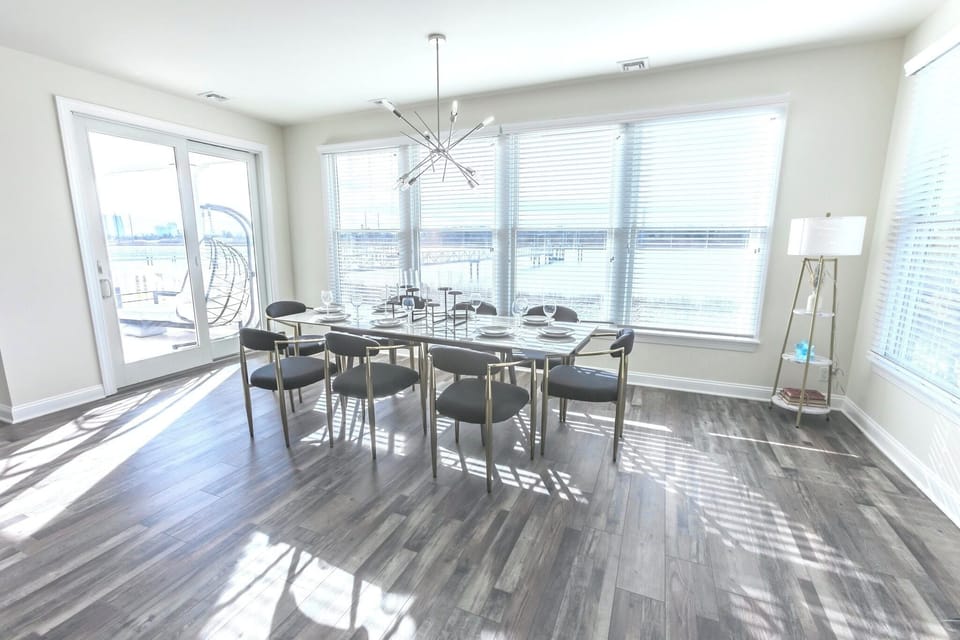 Dinning space for up to 16 with two extra folding tables and chairs