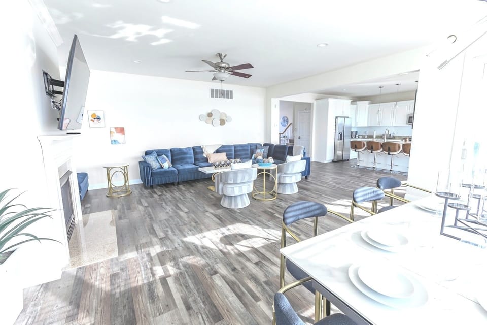 Open living layout for large group entertaining