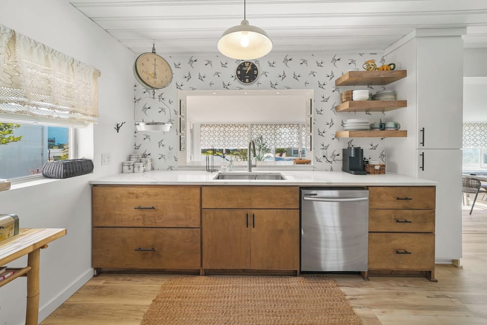 Kitchen with dining bar