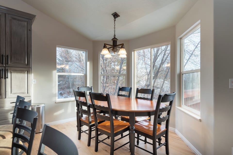 Great gathering space for meals seats 6 but has room to add more