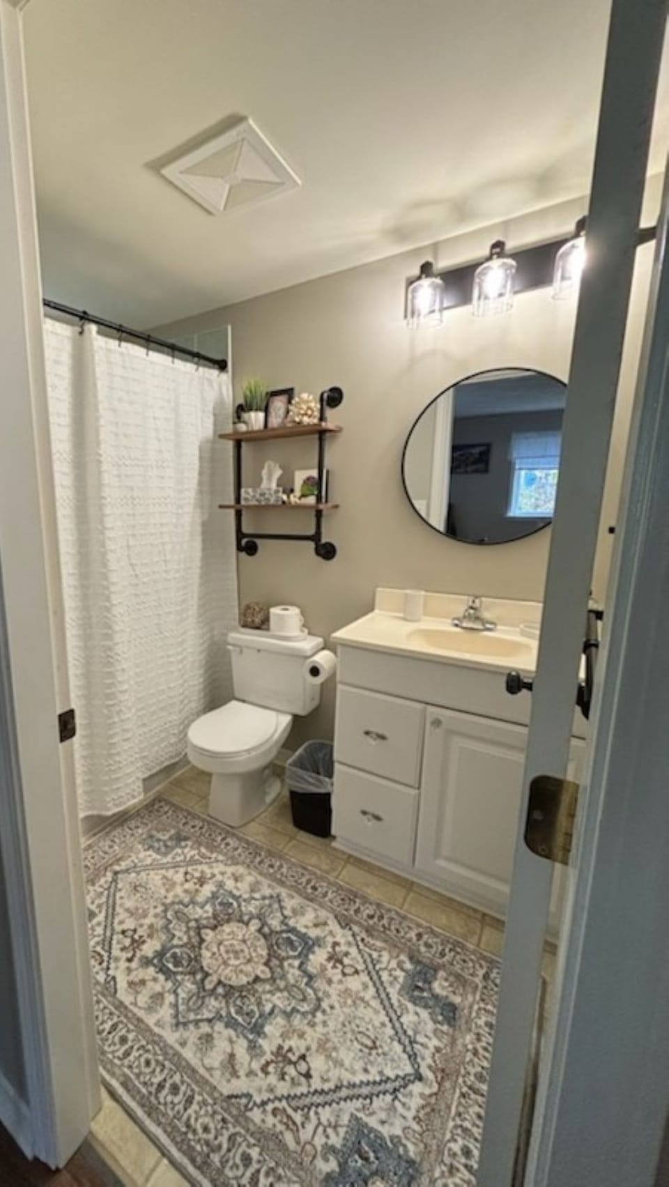 Ensuite bathroom off primary bedroom