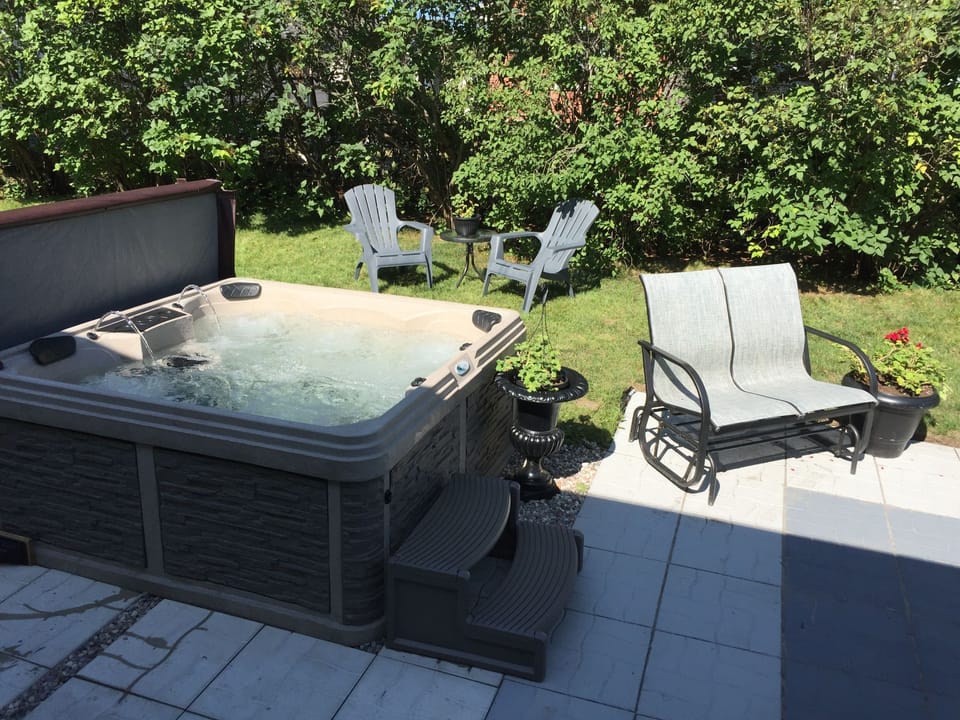 Outdoor spa tub