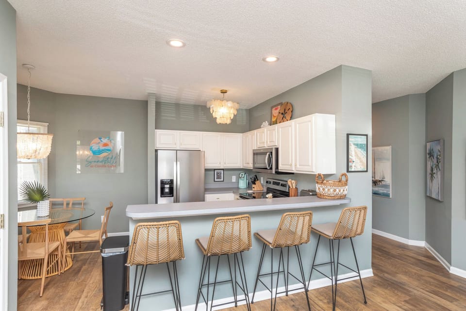 Seating for 4 at the breakfast bar