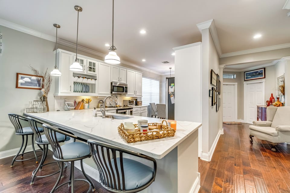Kitchen | Keyless Entry | Central Air Conditioning