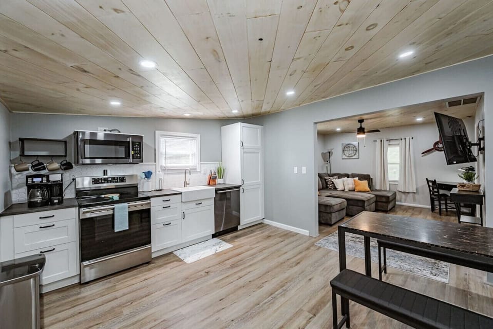 Cozy bench-style seating tucked just off the kitchen – perfect for casual meals or a morning coffee. Centrally located to keep conversations flowing.