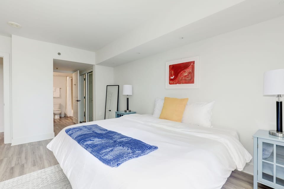 Fresh linens and pillows provided