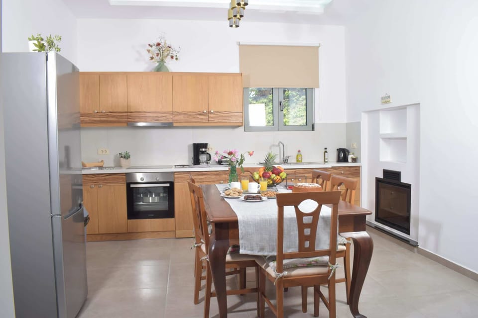 Spacious Fully Equipped Kitchen Featuring a Dining Table