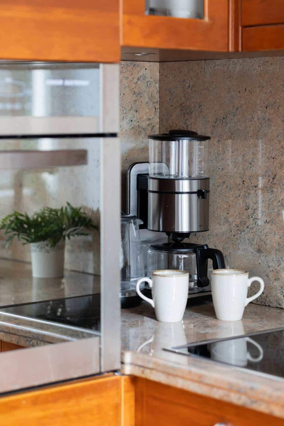 Kitchenette with plenty of kitchen utensils and dishes. 