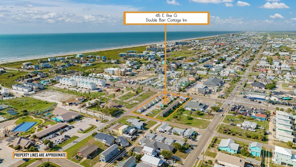 Double Barr is close to dining, shopping, fishing, and the beach.