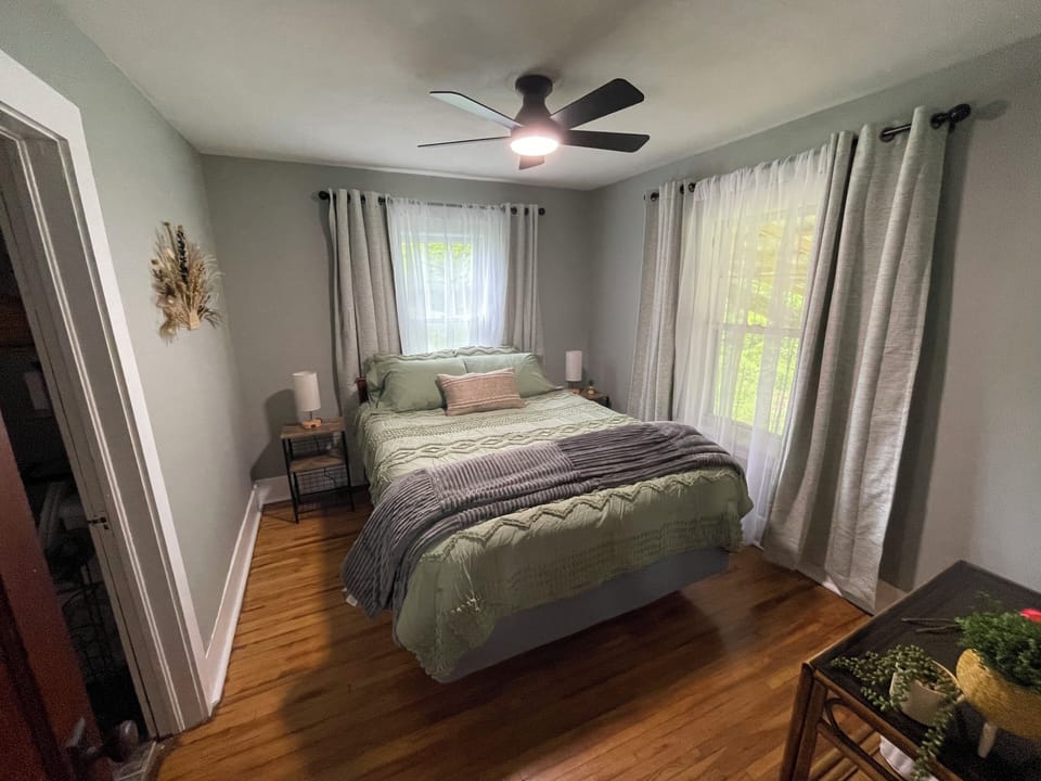 Bedroom 2, Queen, attached to bathroom