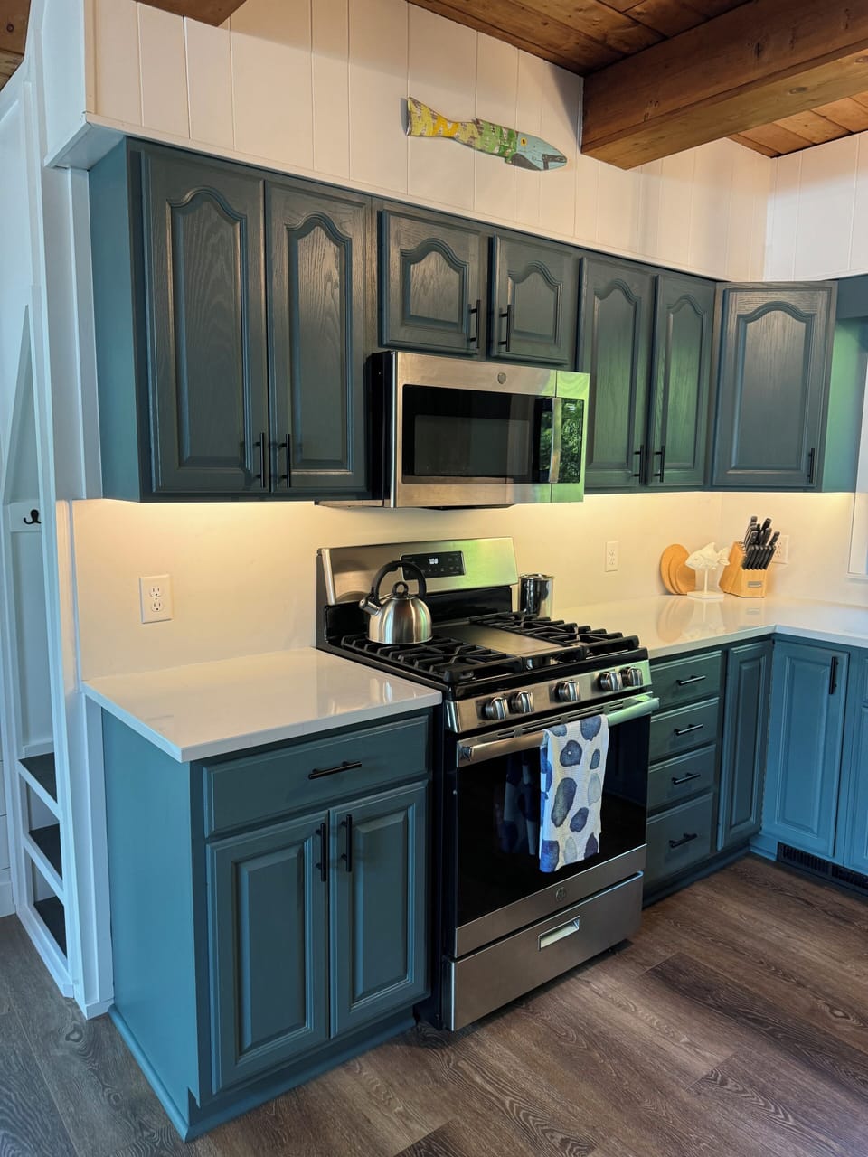 Gas Stove, stainless steel appliances and a quartz countertop and backsplash