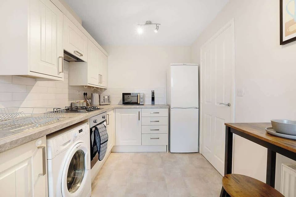 Kitchen equipped with all essentials, including a washer & dryer, oven, fridge and full cookware set. The kitchen also benefits from a breakfast counter for two. 