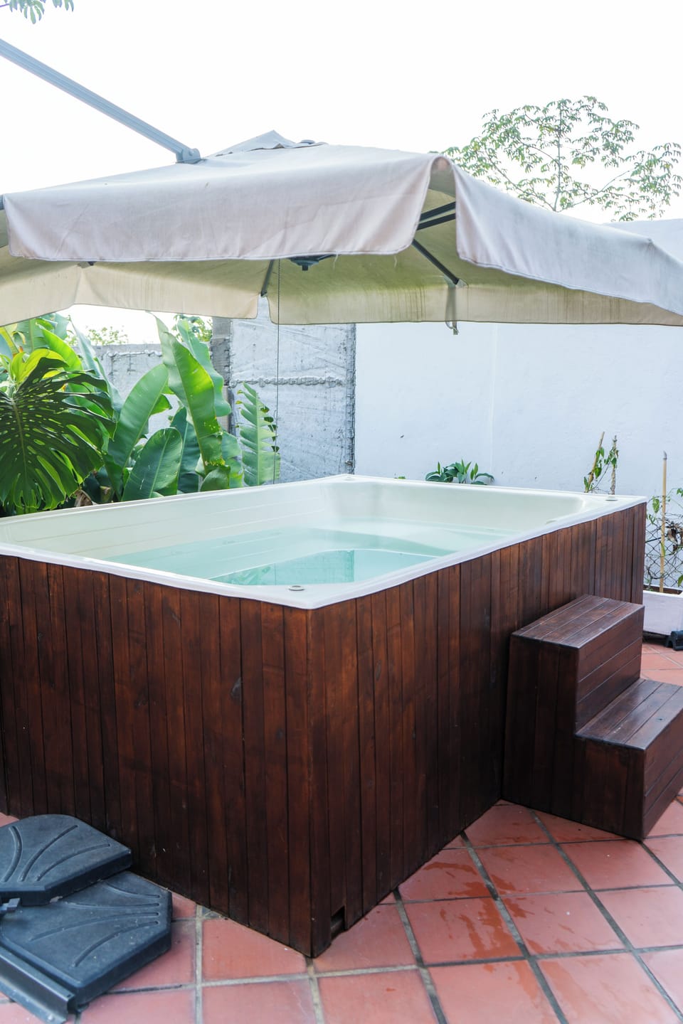 Outdoor spa tub