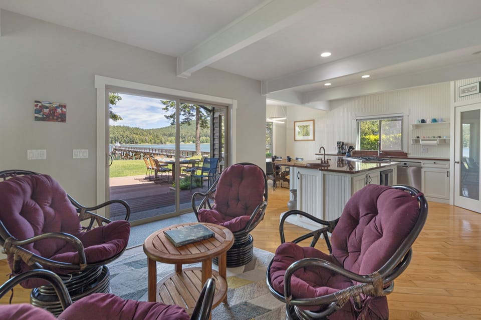 Sitting area near kitchen