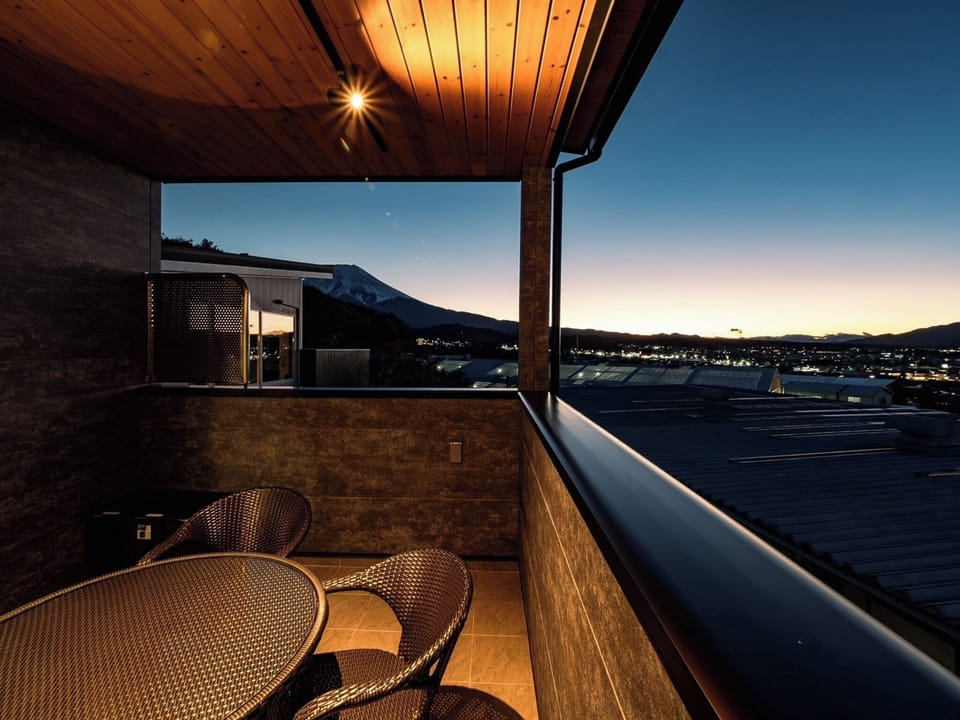 ・[Terrace] At dusk, enjoy the night view of Mt. Fuji and Fujiyoshida all to yourself and forget about everyday life.