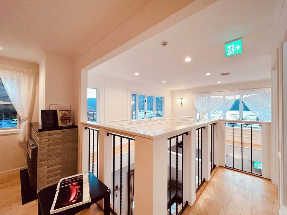 ・[2nd floor Western-style room] Atrium with an open feel. You can see the scenery from many windows.
