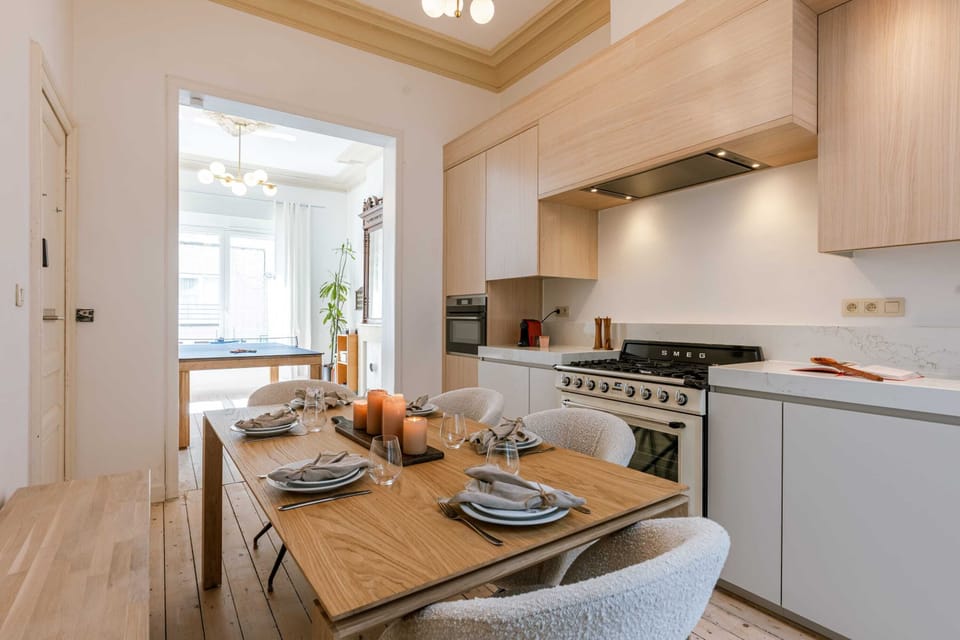 Dining area for 6 people (table is retractable)