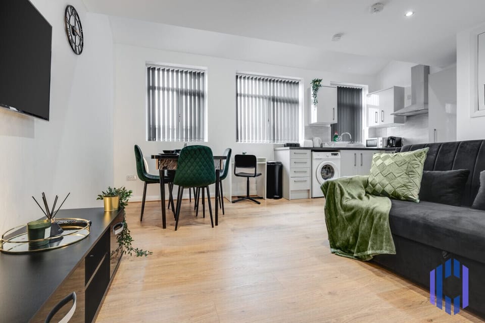 Living room  - 50'  Smart TV loaded with Netflix, ambient lighting,  extra fast Wi-Fi - Complimentary tea & coffee available for your enjoyment