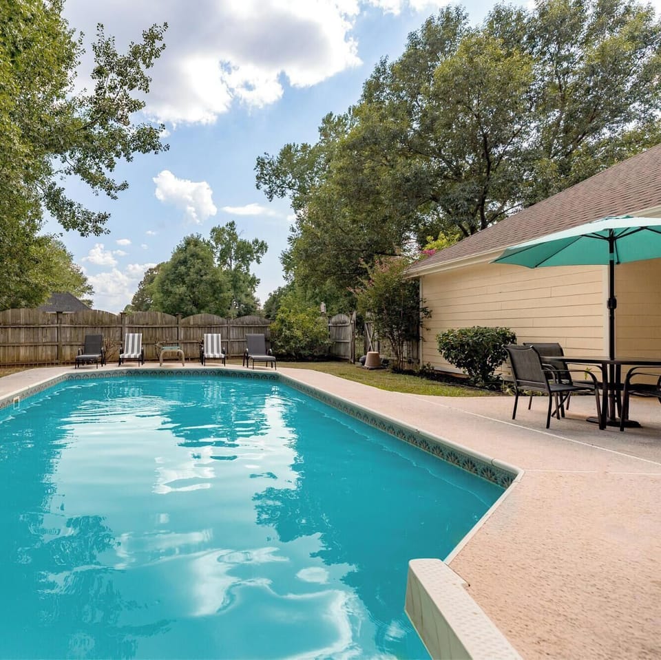 Outdoor Patio/Pool Area w/Dining, Games, & Seating