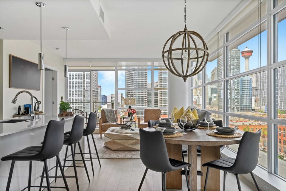Large luxurious corner unit, offering a bright and open main living space/kitchen - perfect for entertaining! Enjoy the breathtaking views of downtown Calgary!