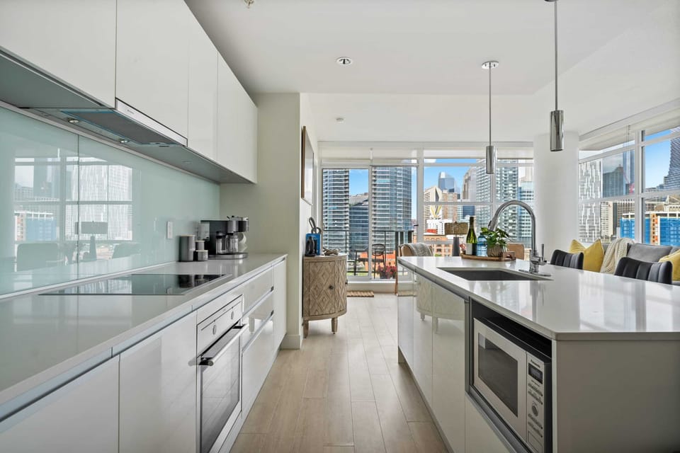Large fully equipped kitchen, including all essential cooking pots/pans, utensils, etc.