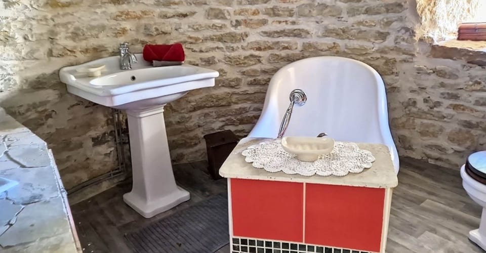 les curies - le moulin de brunard - La salle de bain