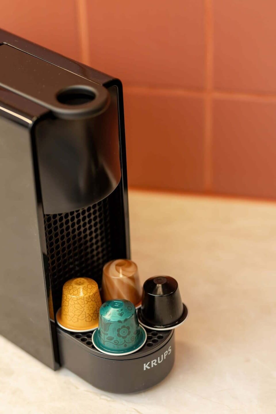 Capsule coffee machine, perfect for brewing aromatic coffee, with easy access to a variety of flavors.