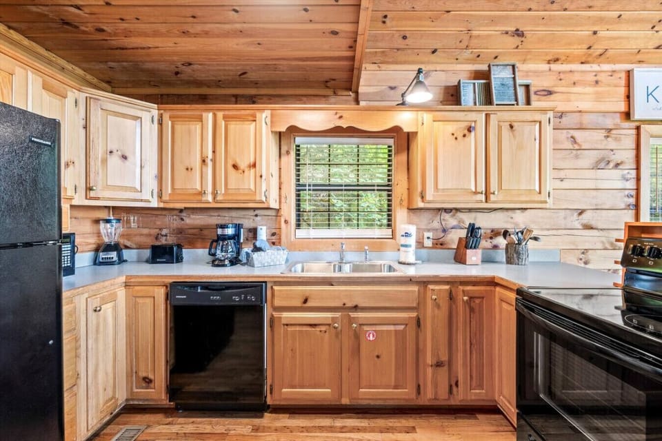 The kitchen includes a standard coffee pot, blender, microwave, knife set, utensils, cookware, bakeware, silverware, dishware, and more.