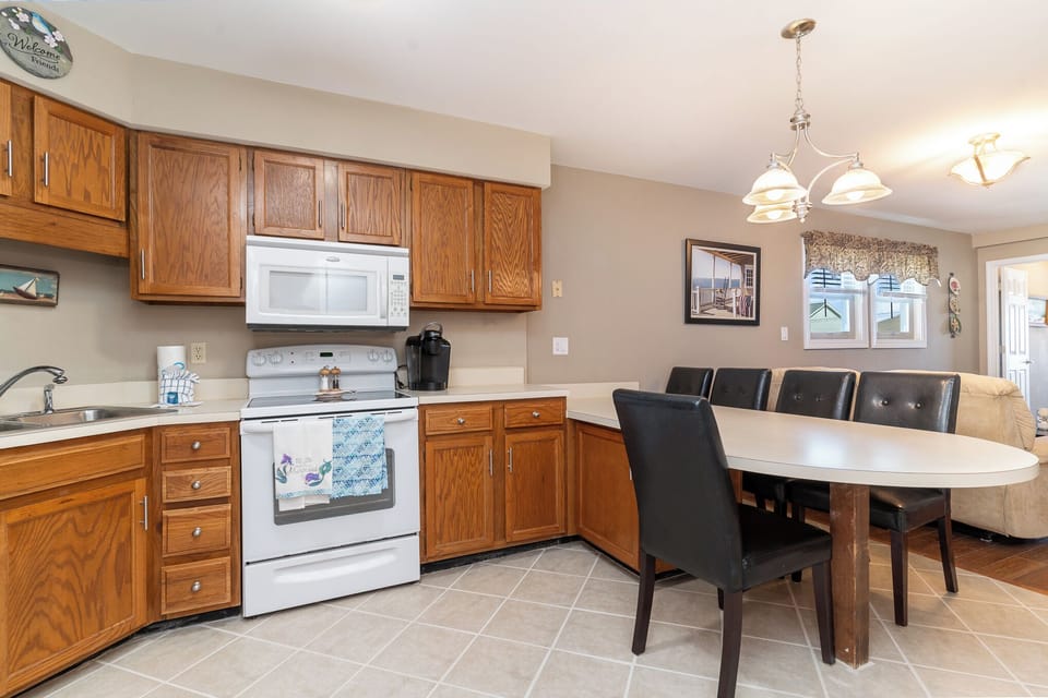 Kitchen with Breakfast Bar