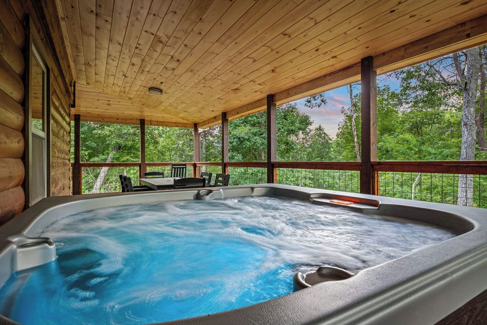 Private outdoor hot tub!