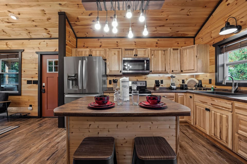 Fully equipped kitchen: cook/bake/dinner/silver-ware provided