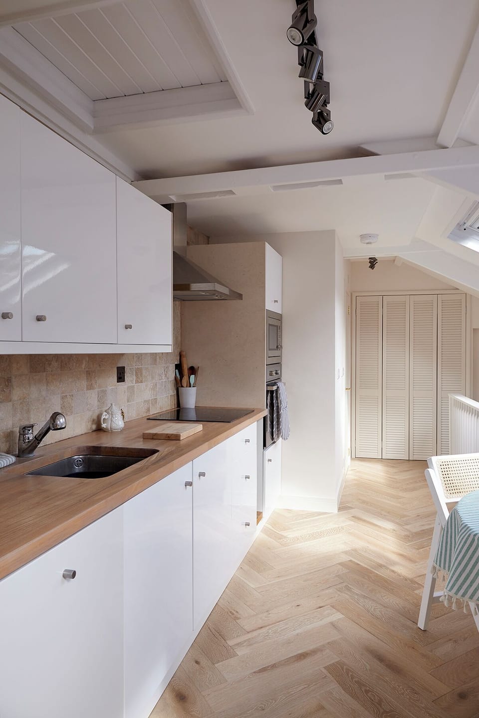 Fully equipped kitchen includes integrated dishwasher, oven, hob & microwave