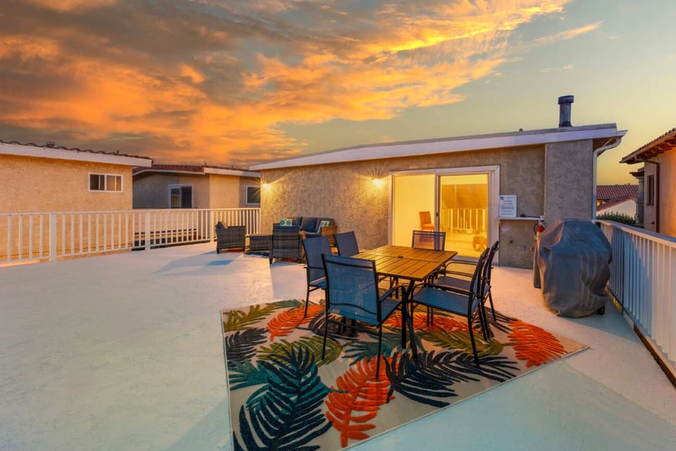 A dining for six guests, with extra seating available on the rooftop ideal for evening meals and enjoying the sunset views.

